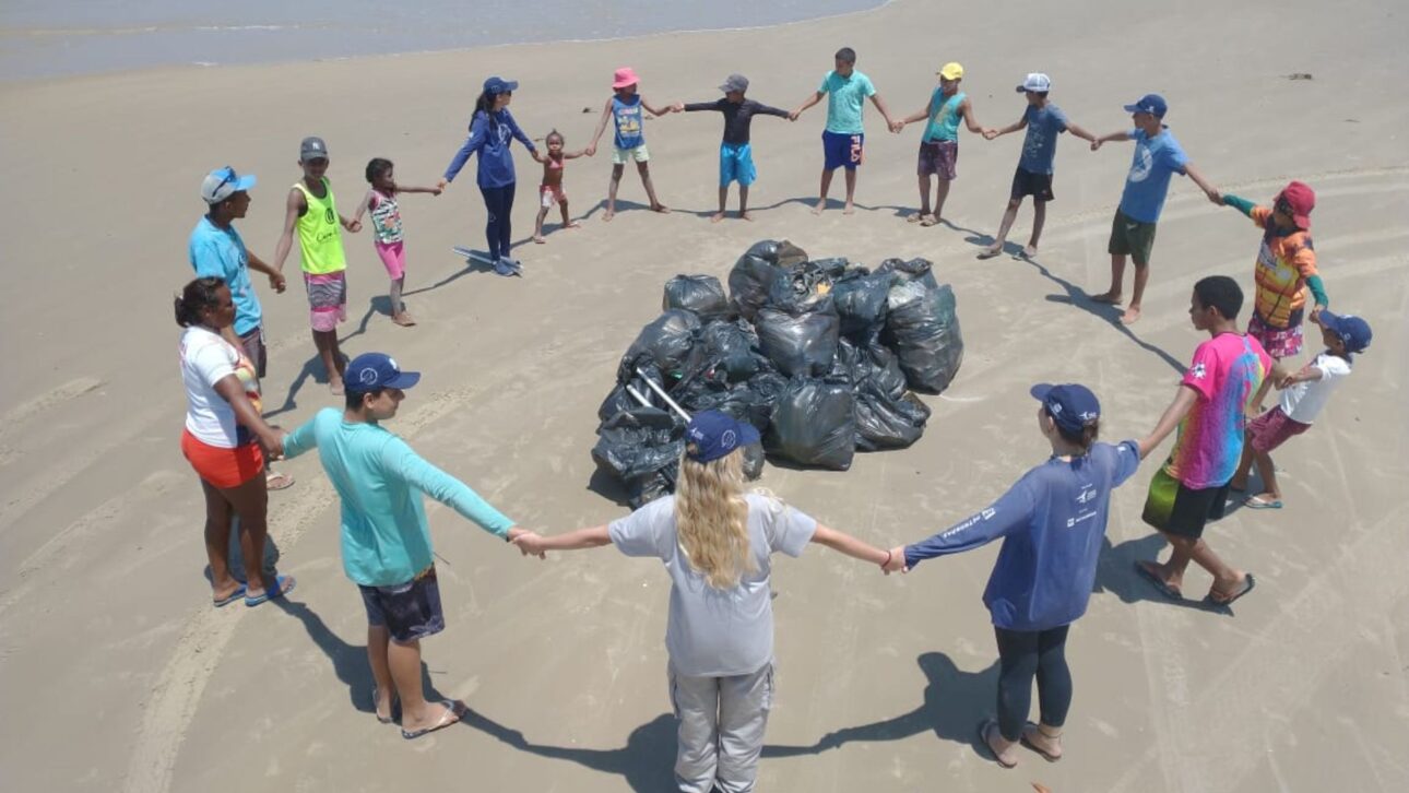 Estudo revela como correntes oceânicas transportam lixo marinho até praias do Nordeste e dificultam identificar a origem dos resíduos.