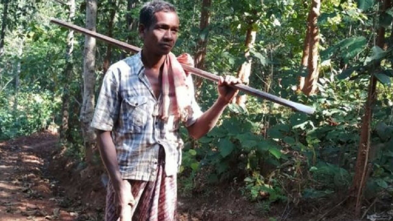 Vendedor abriu estrada de 8 km na Índia para facilitar o caminho dos filhos até a escola em área montanhosa, rural e isolada de Odisha.