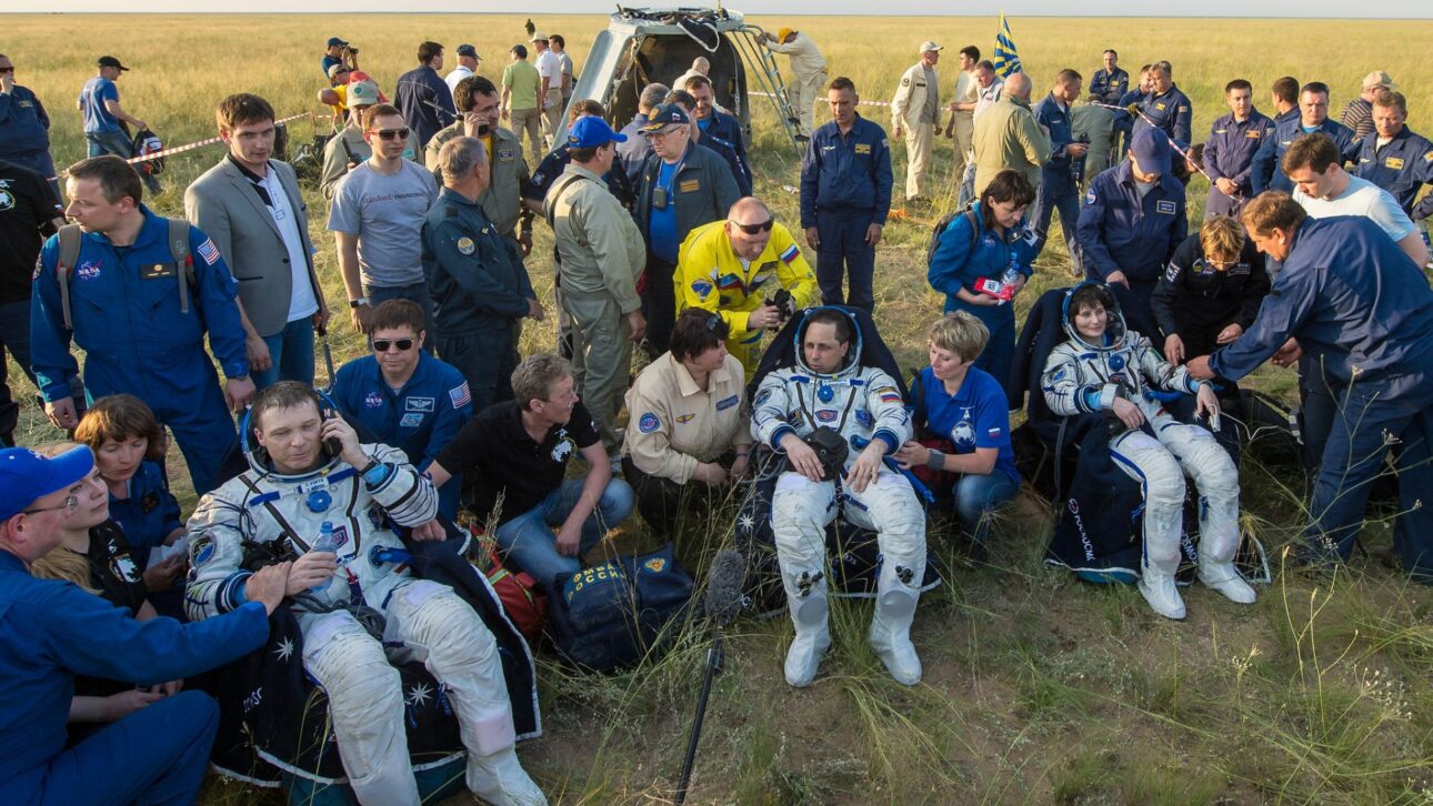 Entenda por que astronautas voltam do espaço com perda de calos nos pés, dor ao caminhar e readaptação difícil após meses em órbita.