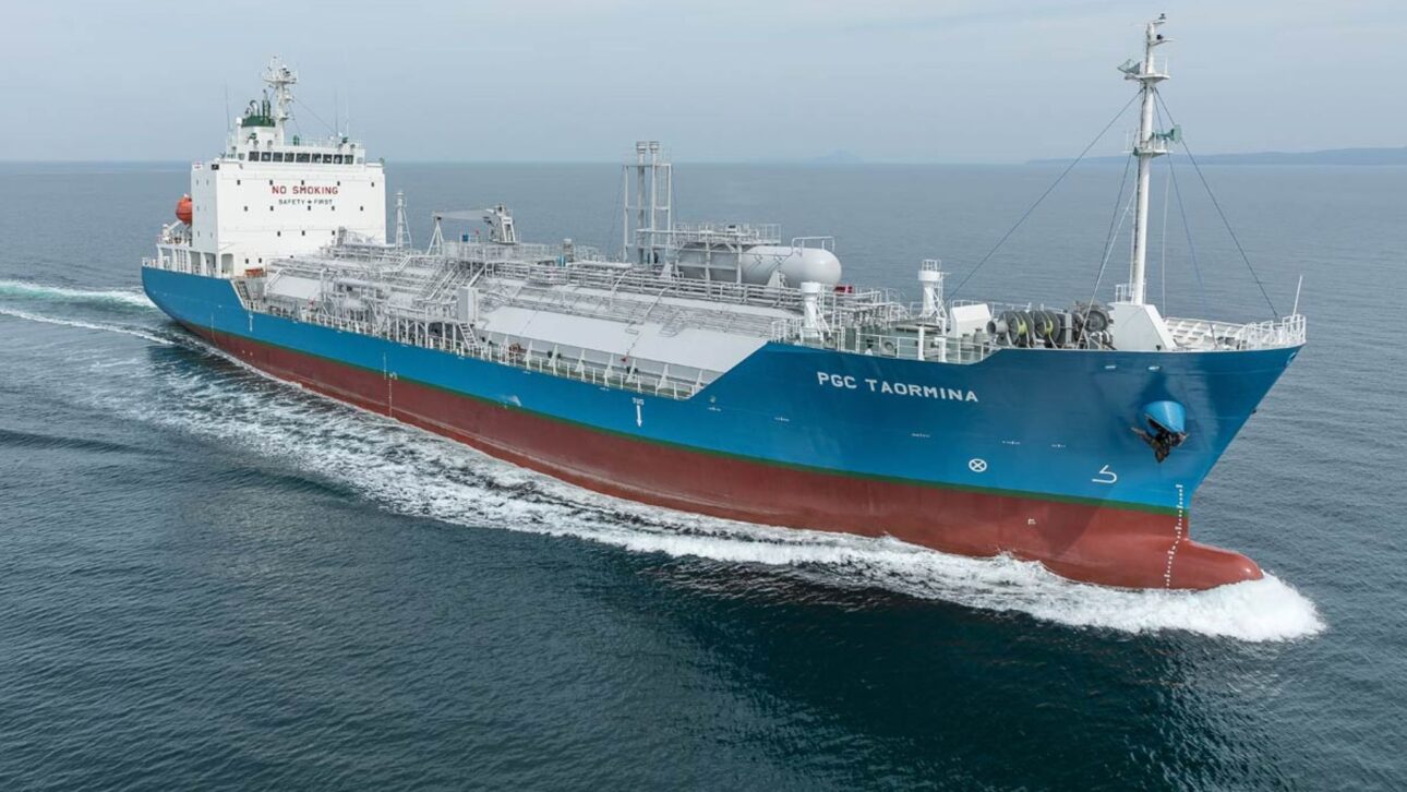 Navio PGC Taormina chega a Porto Alegre em travessia noturna histórica, com 1,6 mil toneladas de C4 e avanço no transporte gaúcho.