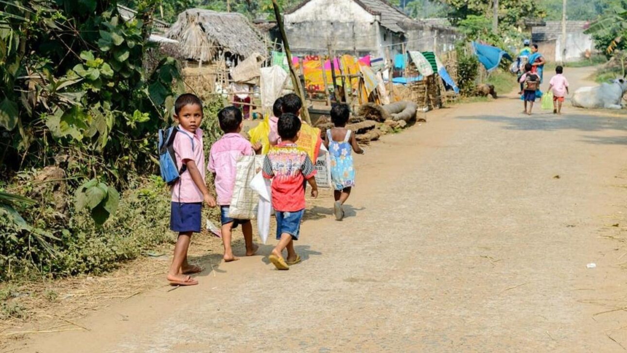 Vendedor abriu estrada de 8 km na Índia para facilitar o caminho dos filhos até a escola em área montanhosa, rural e isolada de Odisha.