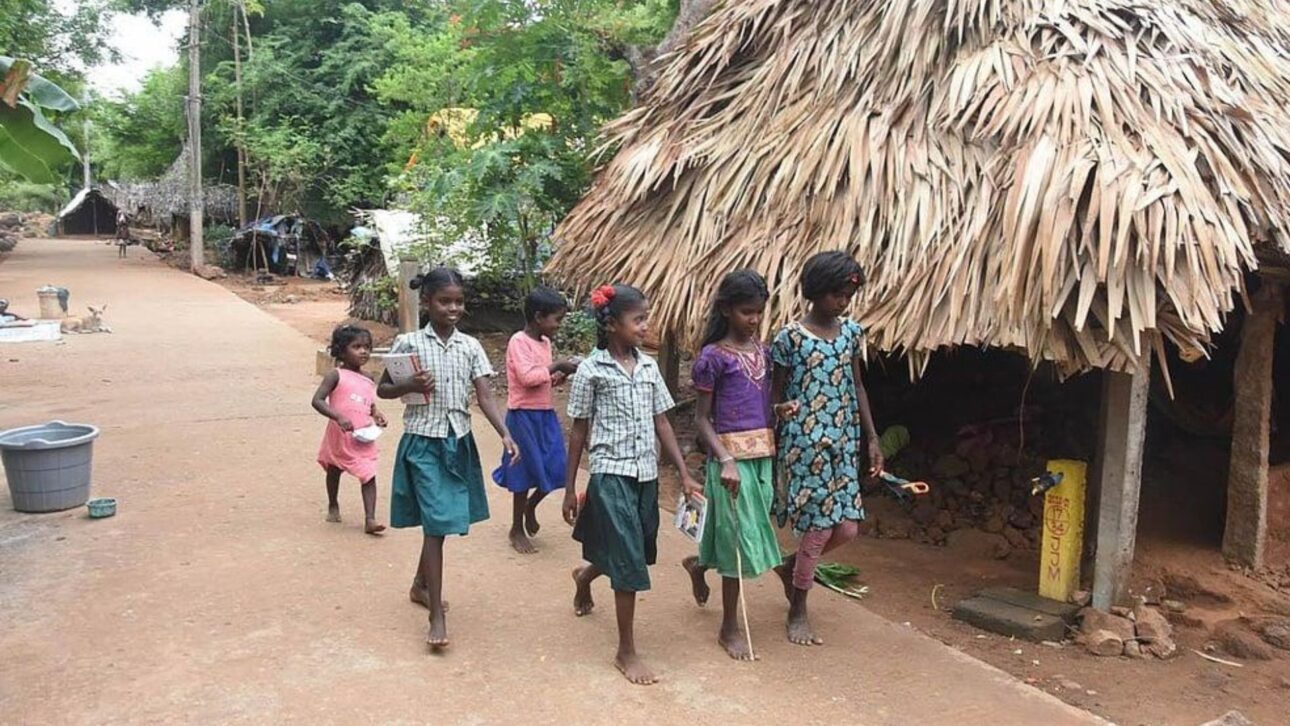Vendedor abriu estrada de 8 km na Índia para facilitar o caminho dos filhos até a escola em área montanhosa, rural e isolada de Odisha.