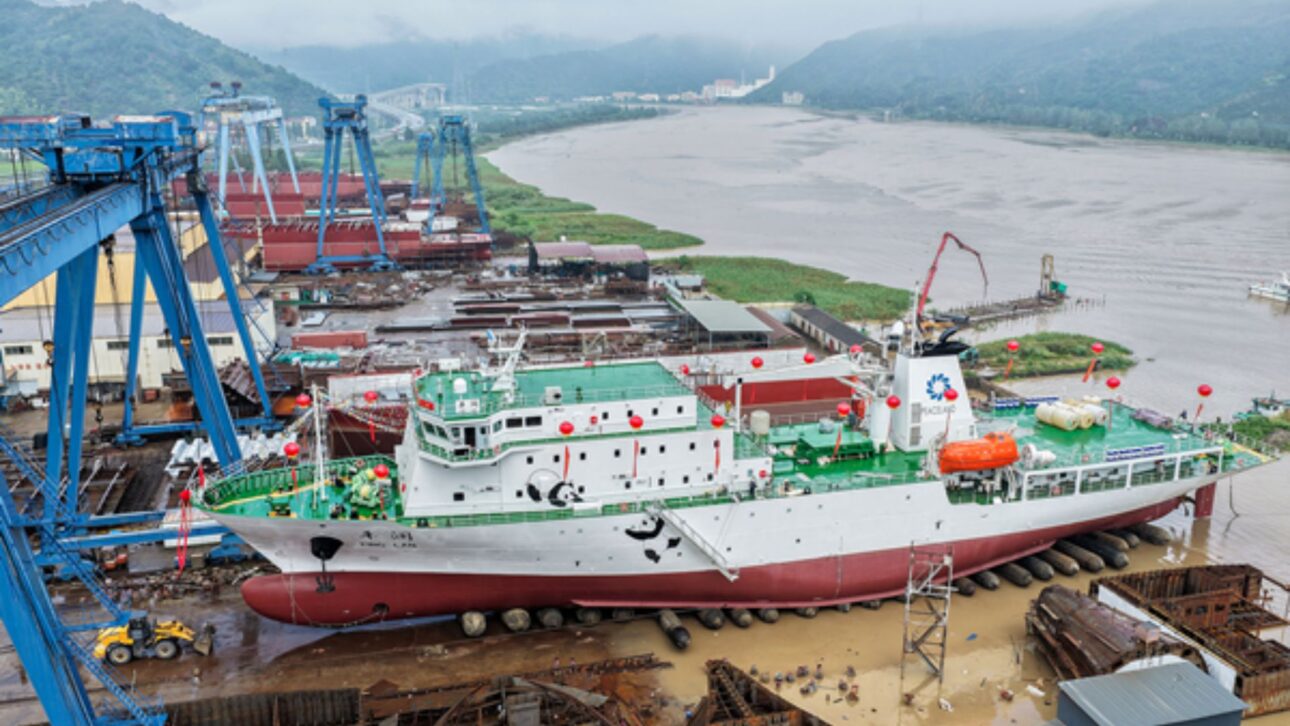China lança o navio hospital Ping Lan, estrutura civil de 5 mil toneladas criada para ampliar o resgate médico e atendimento em alto-mar.