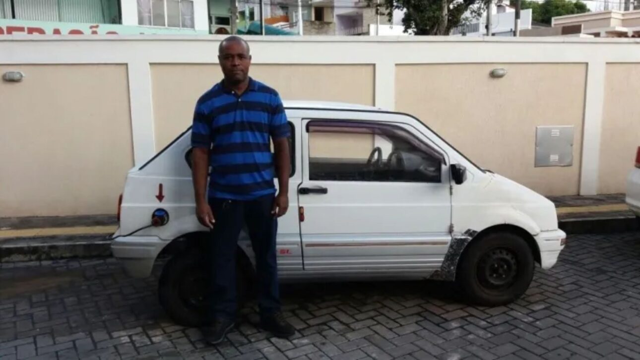 Funcionário público transforma Gurgel Supermini em carro elétrico com baterias de laptop e motor de empilhadeira em projeto que roda em Salvador.