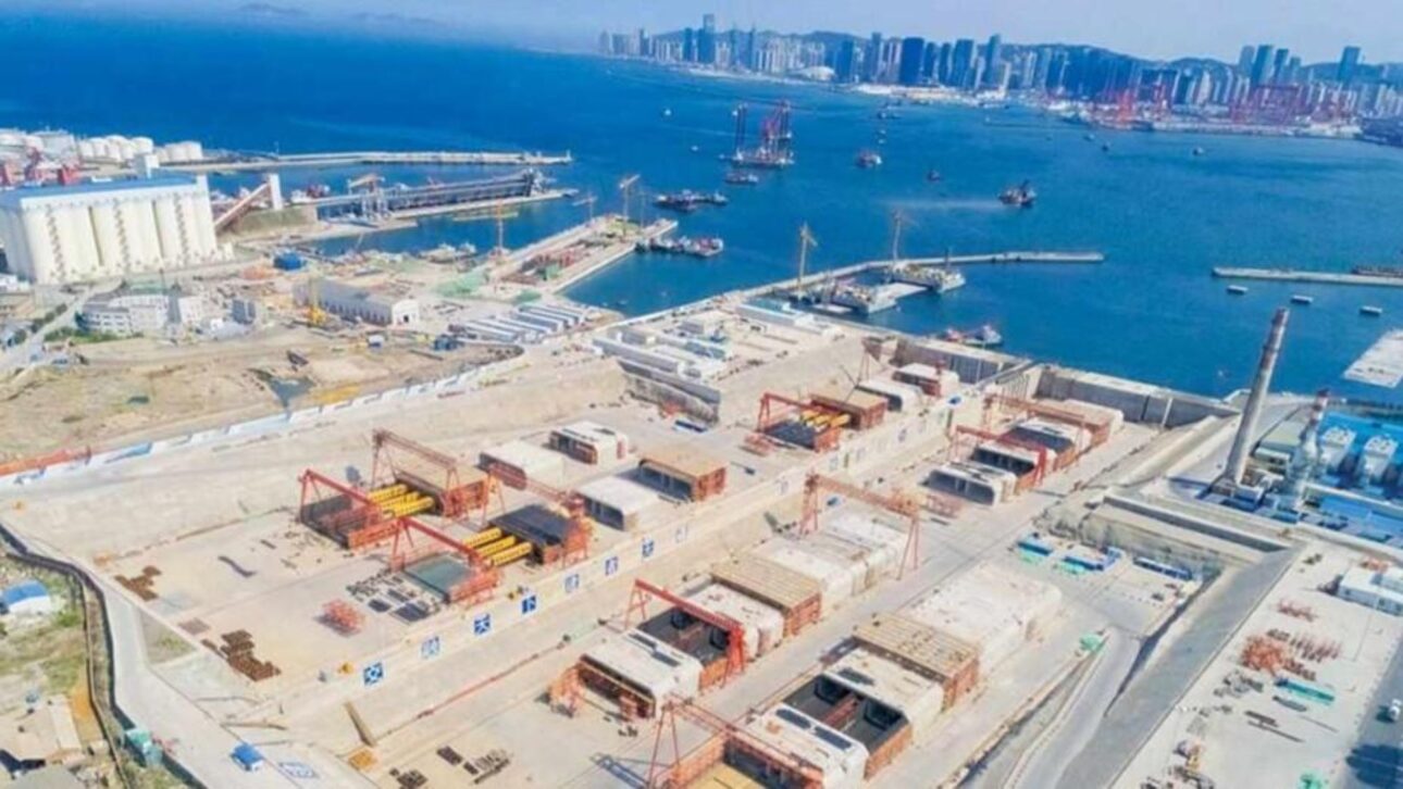 China afunda 18 tubos gigantes de concreto na Baía de Dalian para construir uma rodovia submarina de 5,1 km em uma megaobra de engenharia.