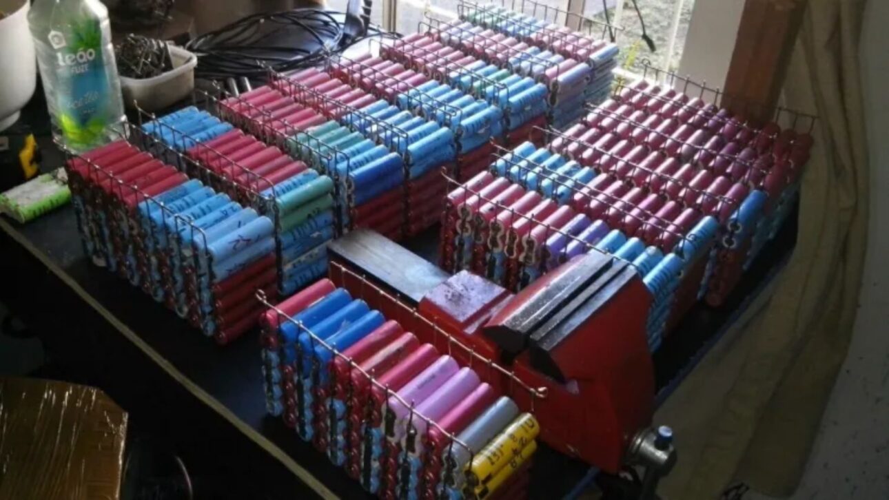 Funcionário público transforma Gurgel Supermini em carro elétrico com baterias de laptop e motor de empilhadeira em projeto que roda em Salvador.