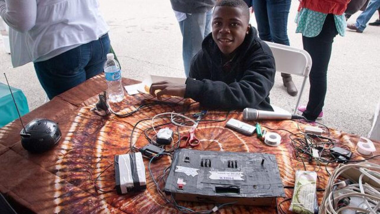 Conheça a história de Kelvin Doe, jovem de Serra Leoa que transformou sucata eletrônica em invenções e conquistou reconhecimento no MIT.