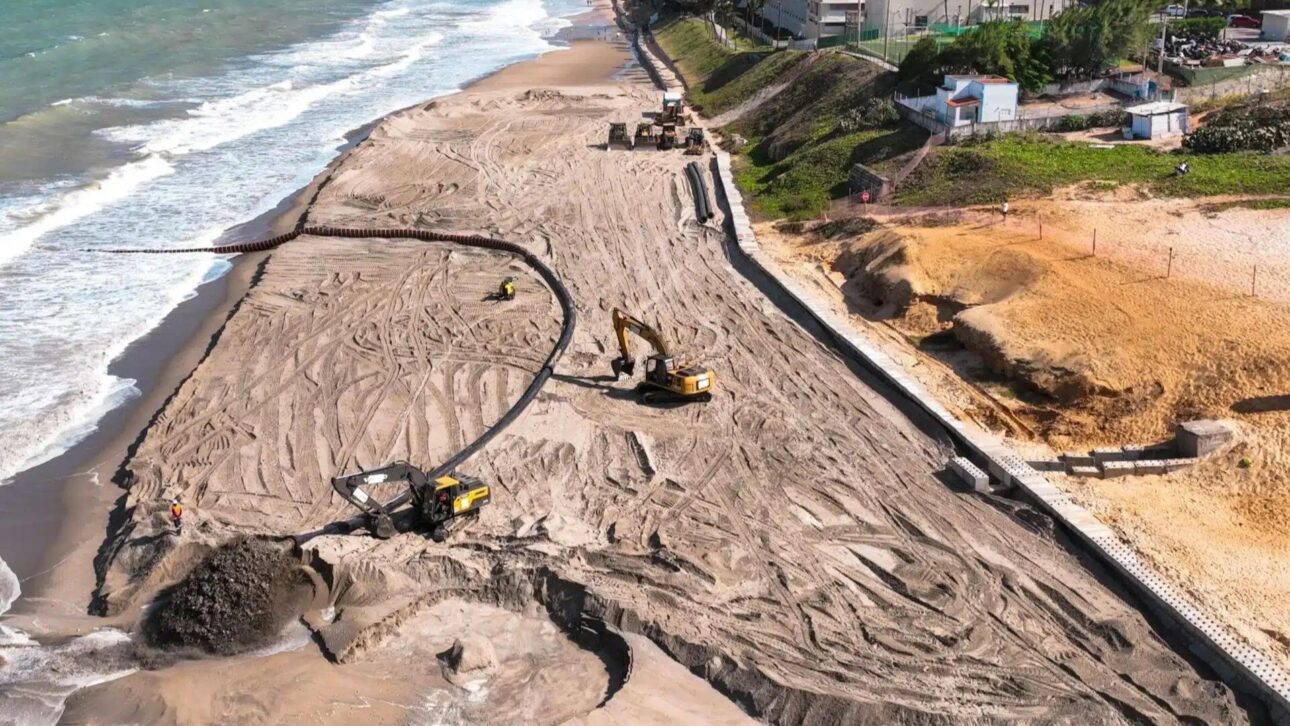Natal instalou 19 mil blocos de concreto em Ponta Negra para conter erosão, proteger calçadão e preparar a engorda da praia turística.