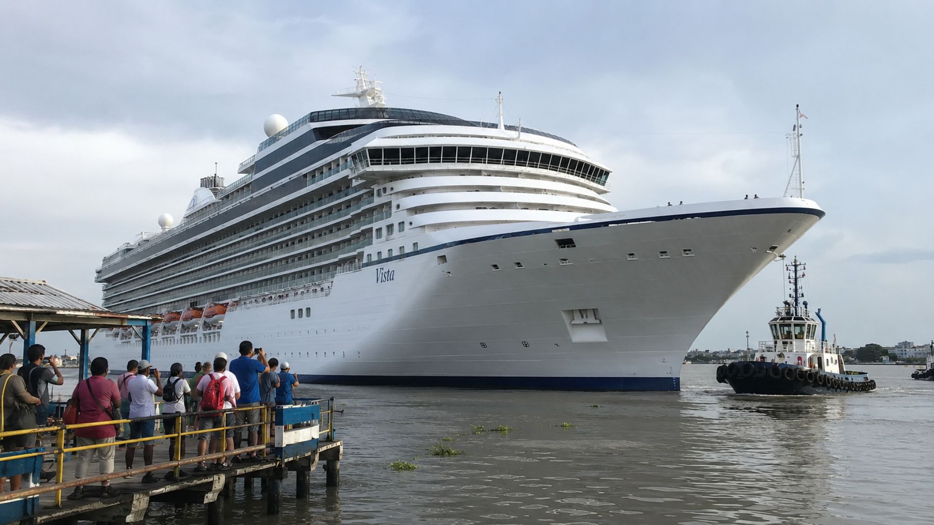 Transatlântico Vista chega ao Brasil com 1.103 passageiros após sair de Miami e passar pela Ilha do Diabo em viagem mundial de 180 dias.