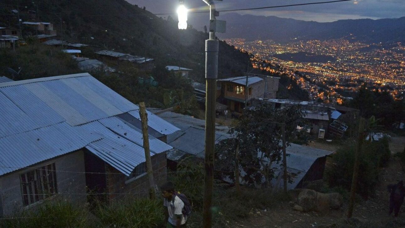 Young man from Sidrolândia created a solar system with scrap and cell phone batteries to illuminate shacks and designed a buggy powered by the sun.