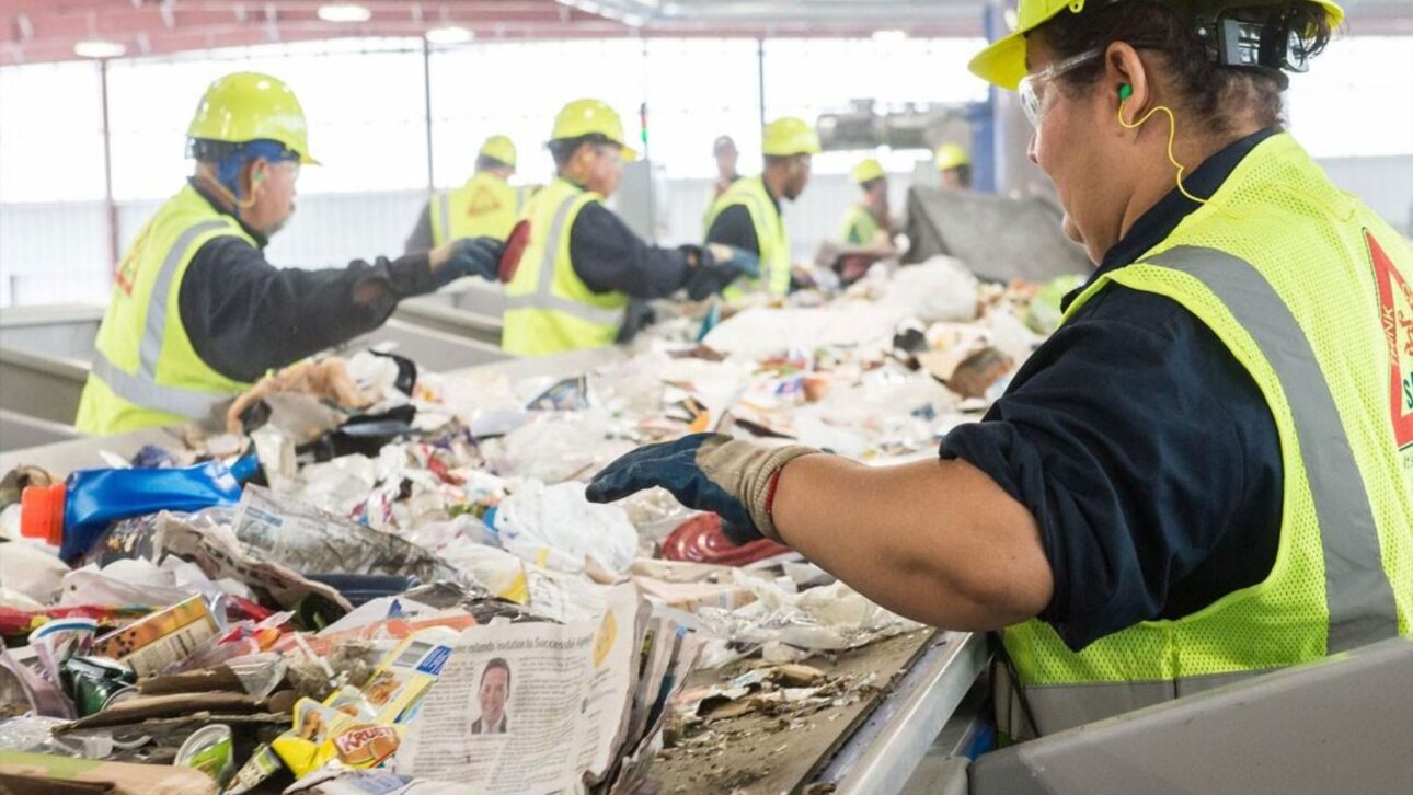 Tanque oceânico da UFRJ recria alto-mar com 23 milhões de litros para testar plataformas, navios e robôs submarinos antes do oceano.
