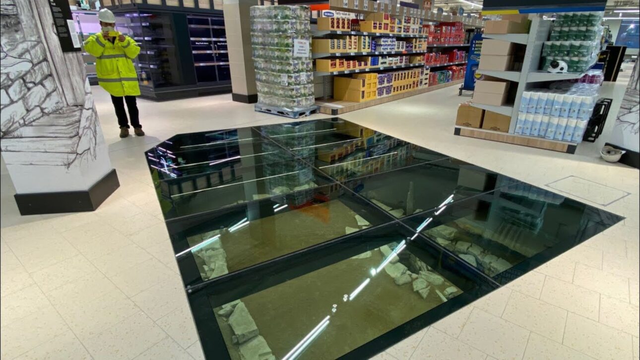Supermercado em Dublin preserva ruínas do século XI e vestígios de teatro sob painéis de vidro instalados entre prateleiras e caixas.