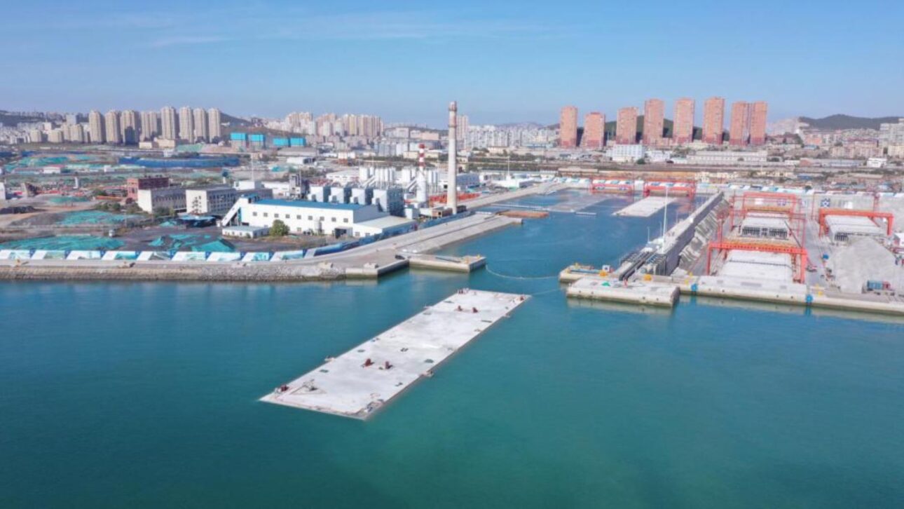 China afunda 18 tubos gigantes de concreto na Baía de Dalian para construir uma rodovia submarina de 5,1 km em uma megaobra de engenharia.