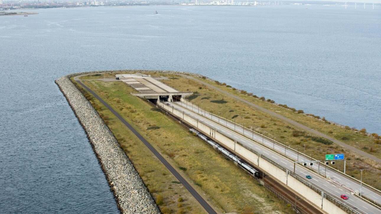 Dinamarca afundou 20 blocos de concreto de 55 mil toneladas no mar para criar o túnel de Øresund e ligar o país à Suécia.