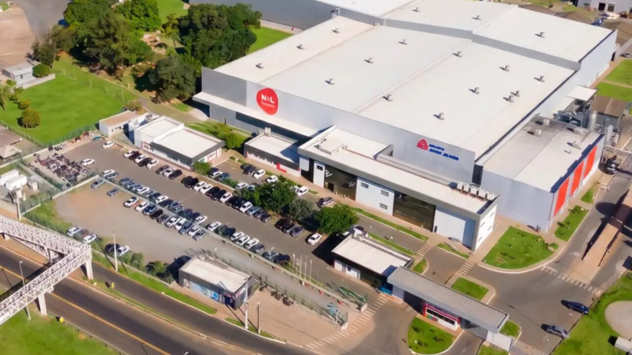 Nova fábrica de detergente em pó em Goiás recebe R$ 150 milhões e amplia produção para mais de 1,2 milhão de unidades por dia no país.