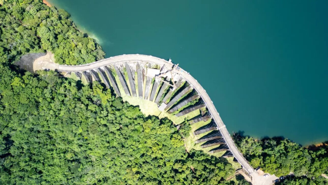 Túnel de Tocos atravessa 8,4 km sob a Serra dos Cristais e leva água do Rio Piraí ao sistema que abastece o Rio de Janeiro por adutoras.