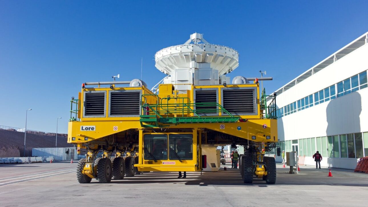 Otto e Lore movem antenas de 115 toneladas do ALMA no Atacama, a 5.000 metros, com precisão milimétrica e engenharia extrema rara.