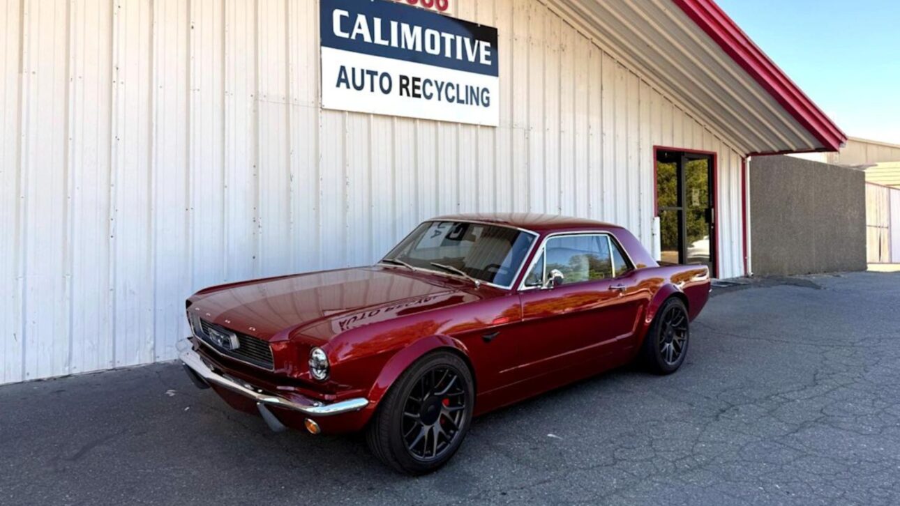 Mustang 1966 recebe motor, bateria, tela e câmeras de Tesla Model 3 em conversão elétrica rara feita por família nos EUA.
