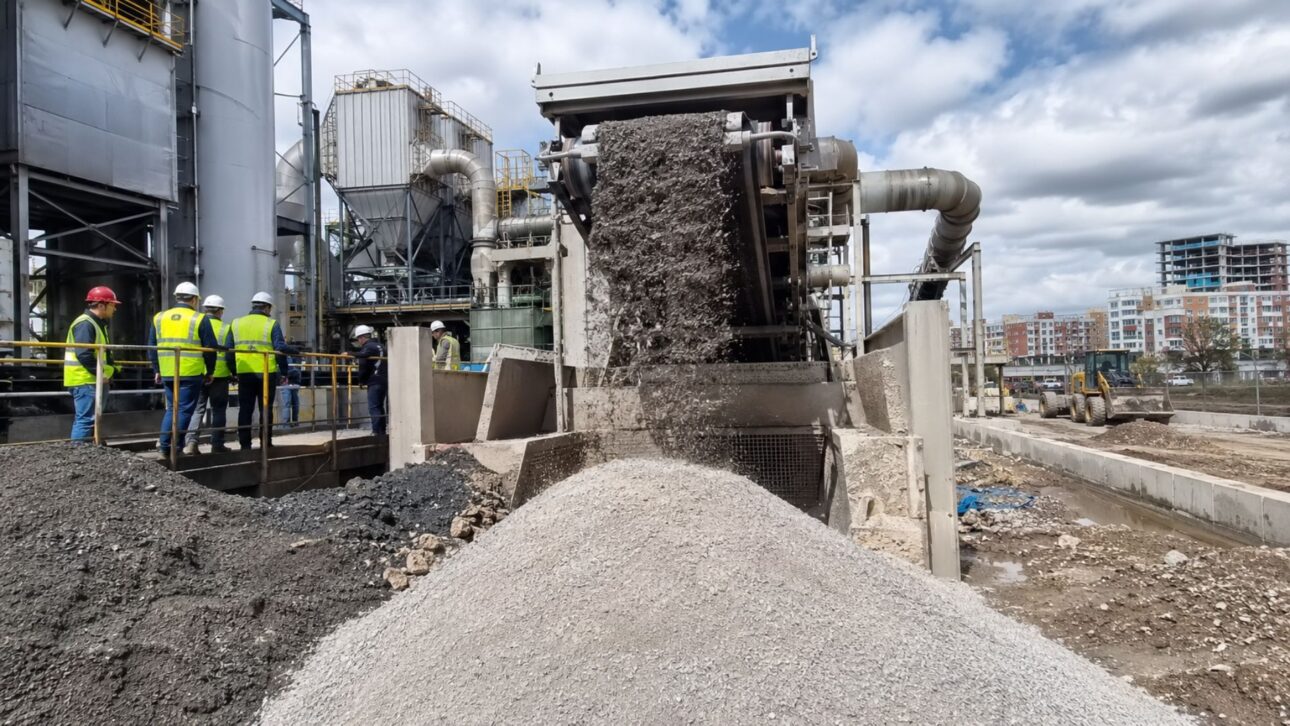 Singapura transforma cinzas do lixo incinerado em NEWSand, material de obra testado em estradas e concreto para reduzir aterros urbanos.