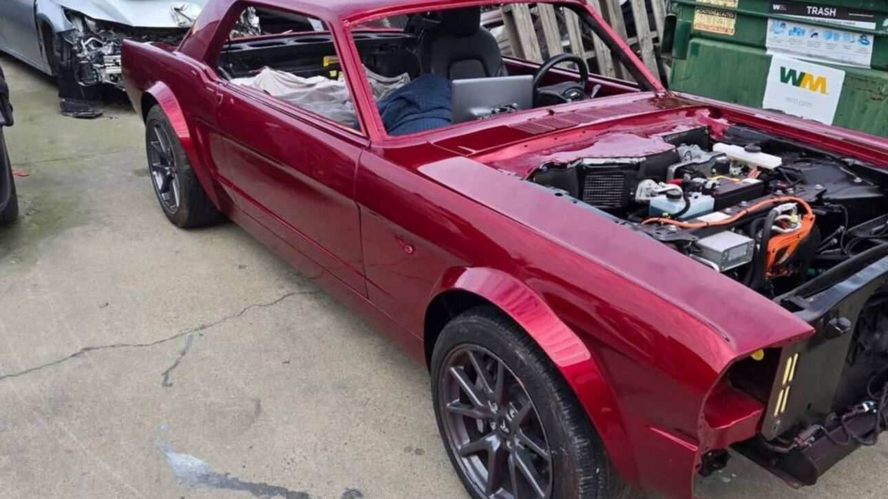 Mustang 1966 recebe motor, bateria, tela e câmeras de Tesla Model 3 em conversão elétrica rara feita por família nos EUA.