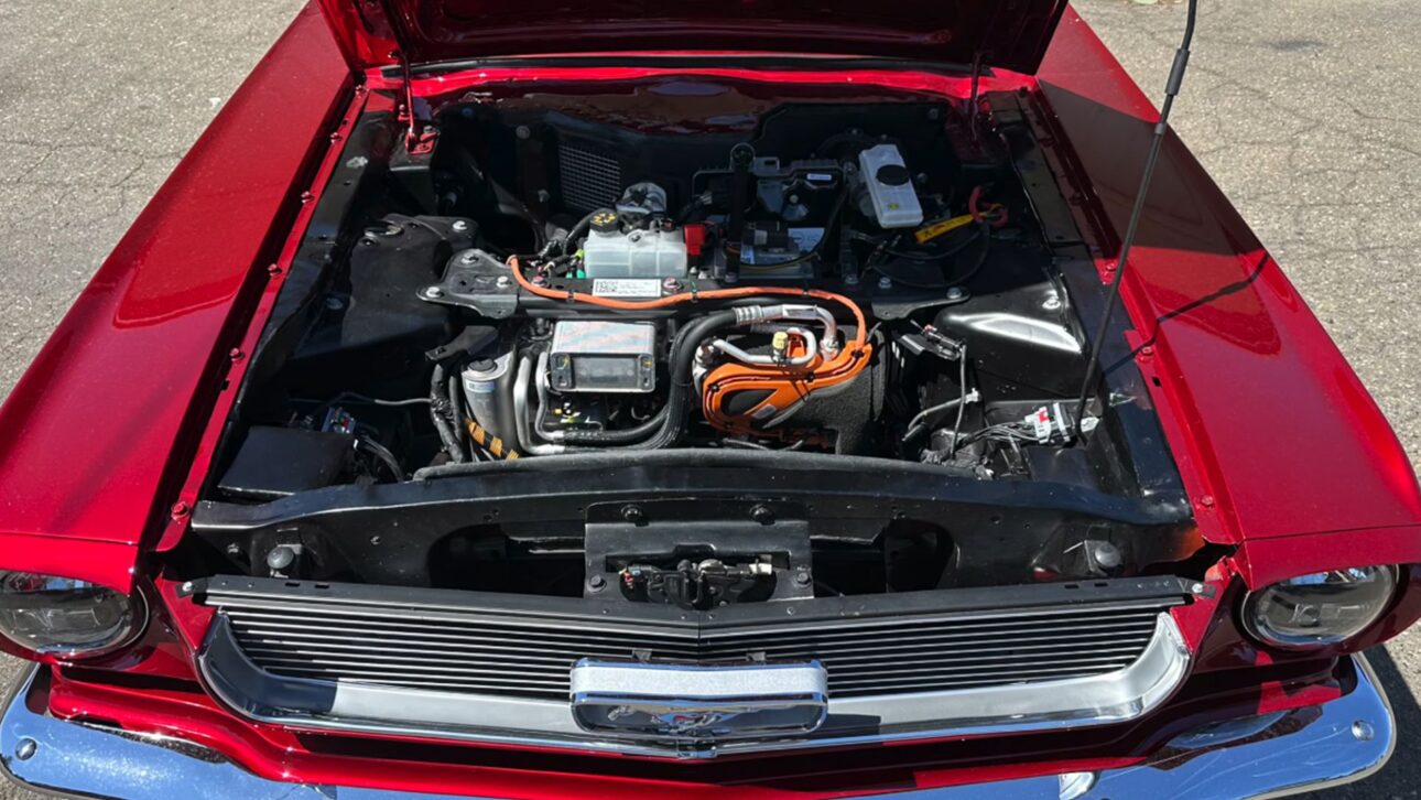 Mustang 1966 recebe motor, bateria, tela e câmeras de Tesla Model 3 em conversão elétrica rara feita por família nos EUA.