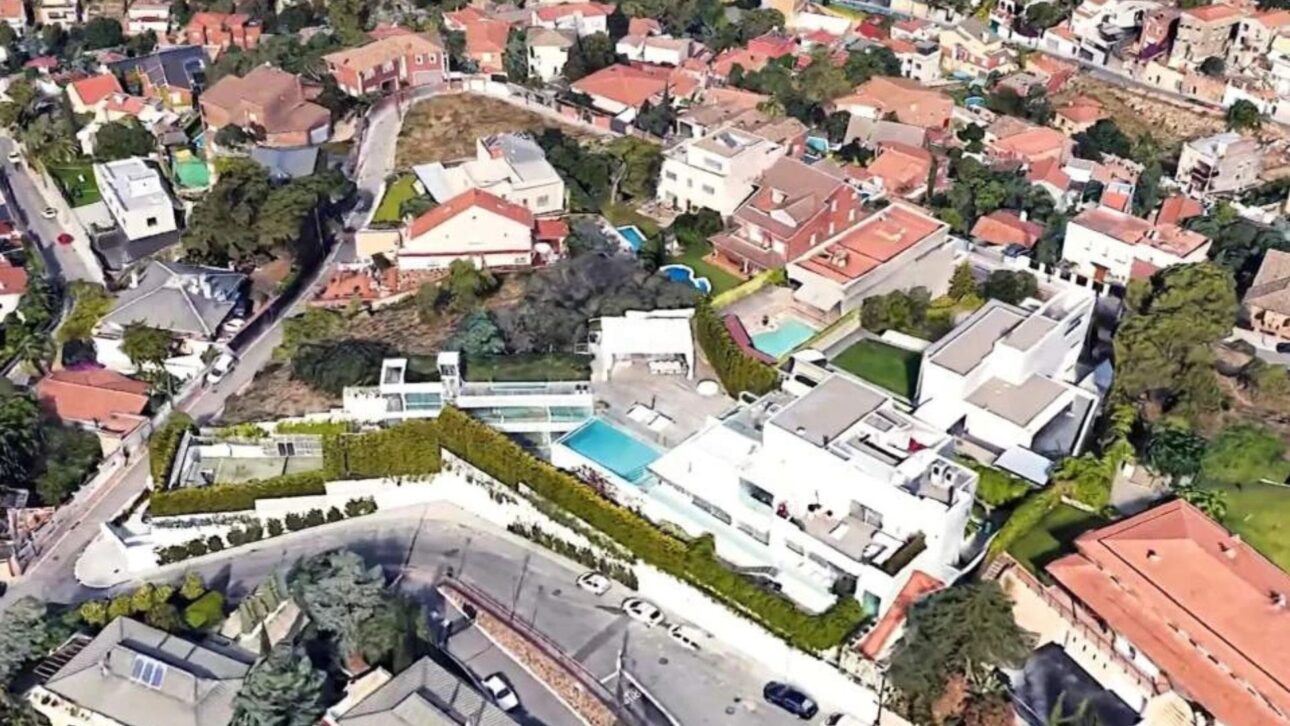 Vista aérea mostra a mansão de Shakira e Piqué em Esplugues, comprada por Lamine Yamal para uso residencial. (Imagem: Catalunya Press/Reprodução).