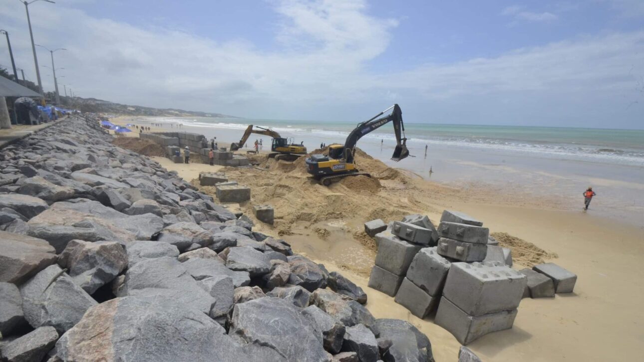 Natal instalou 19 mil blocos de concreto em Ponta Negra para conter erosão, proteger calçadão e preparar a engorda da praia turística.