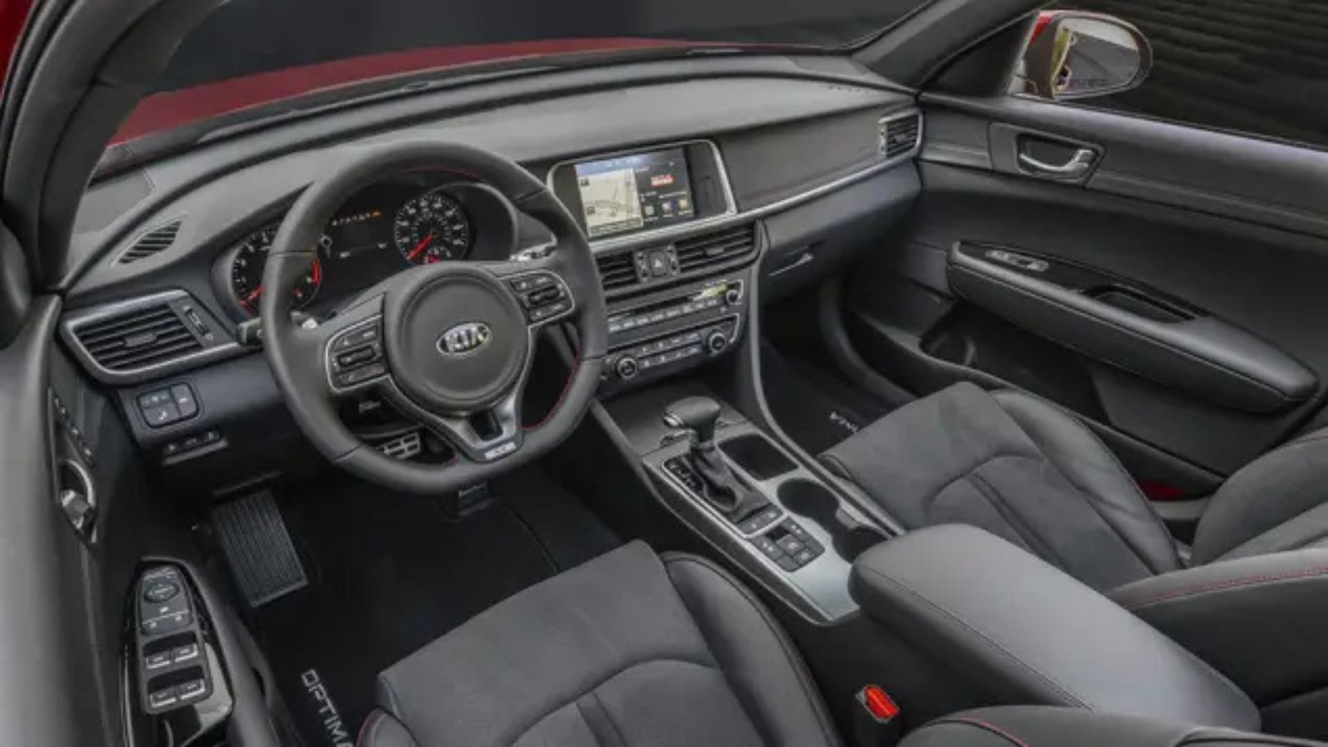 Automático, imponente e equipado como carro de categoria superior: com motor 2.0 de 165 cv, câmbio de seis marchas, seis airbags, controles de estabilidade e tração e rodas de 18 polegadas, este sedã usado da Kia aparece como alternativa pouco lembrada a Fusion, Sonata e Azera; conheça o Kia Optima 2015