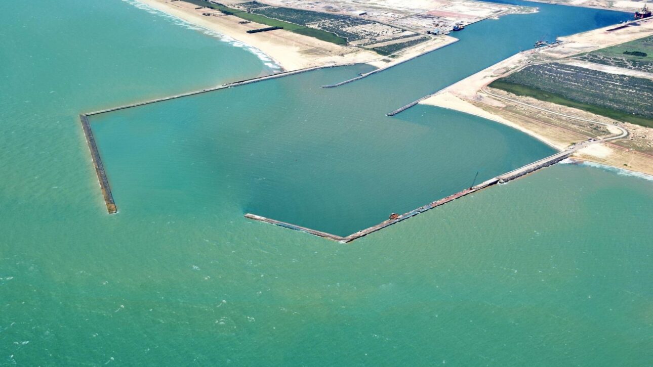 Brasil usou 42 caixões de concreto e a maior doca flutuante do mundo para construir um quebra-mar de 3,8 km no Porto do Açu.