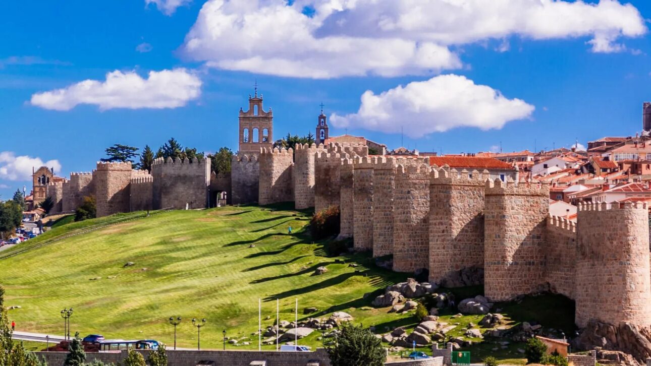 Descubra Ávila, cidade medieval da Espanha cercada por muralha de 2,5 km, com 82 torres, nove portas e caminhada pelo adarve histórico.