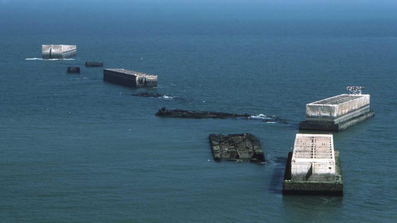 Reino Unido rebocou caixões gigantes de concreto pelo Canal da Mancha e os afundou para criar portos artificiais na Normandia histórica.