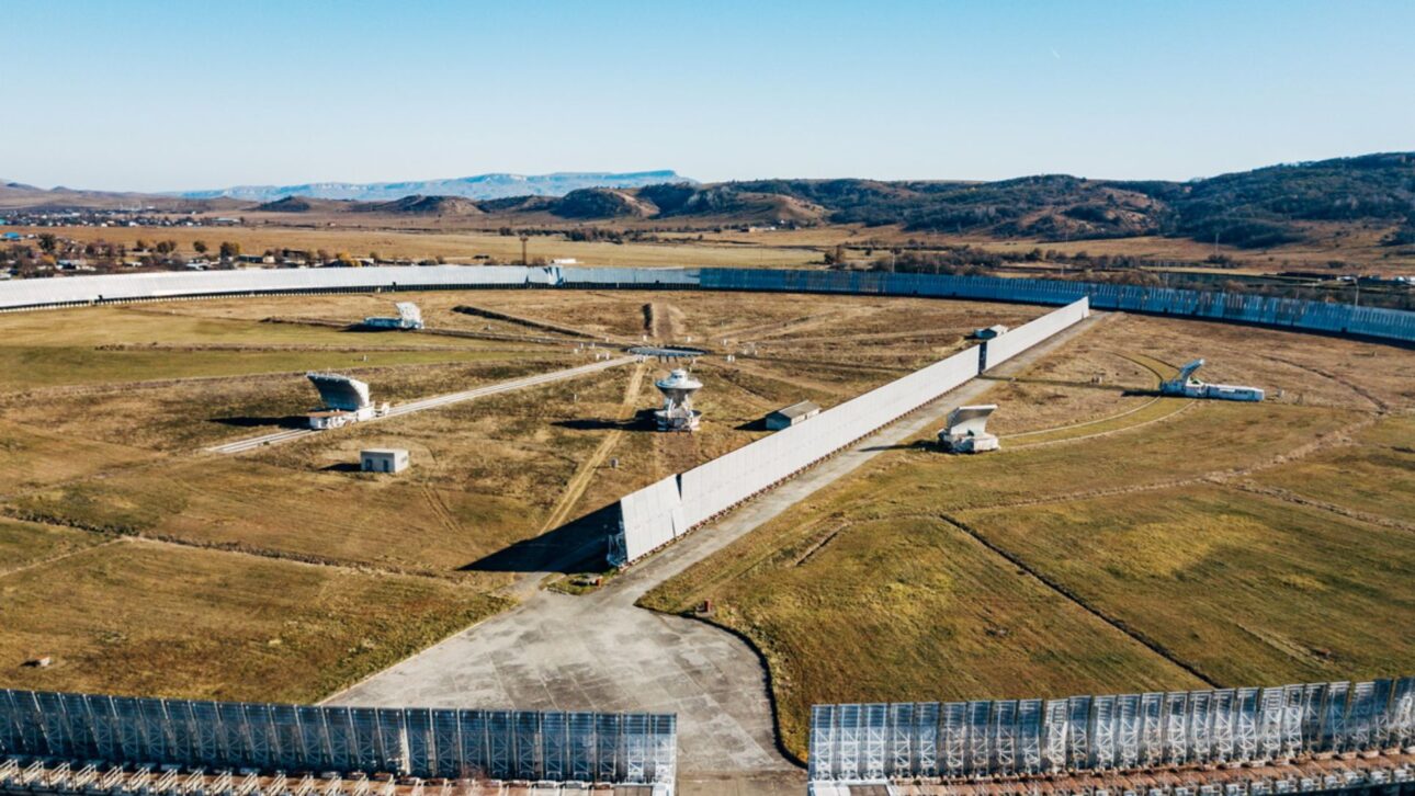 RATAN-600, radiotelescópio russo de 576 metros, reúne 895 painéis móveis e usa a rotação da Terra para captar sinais do universo profundo.