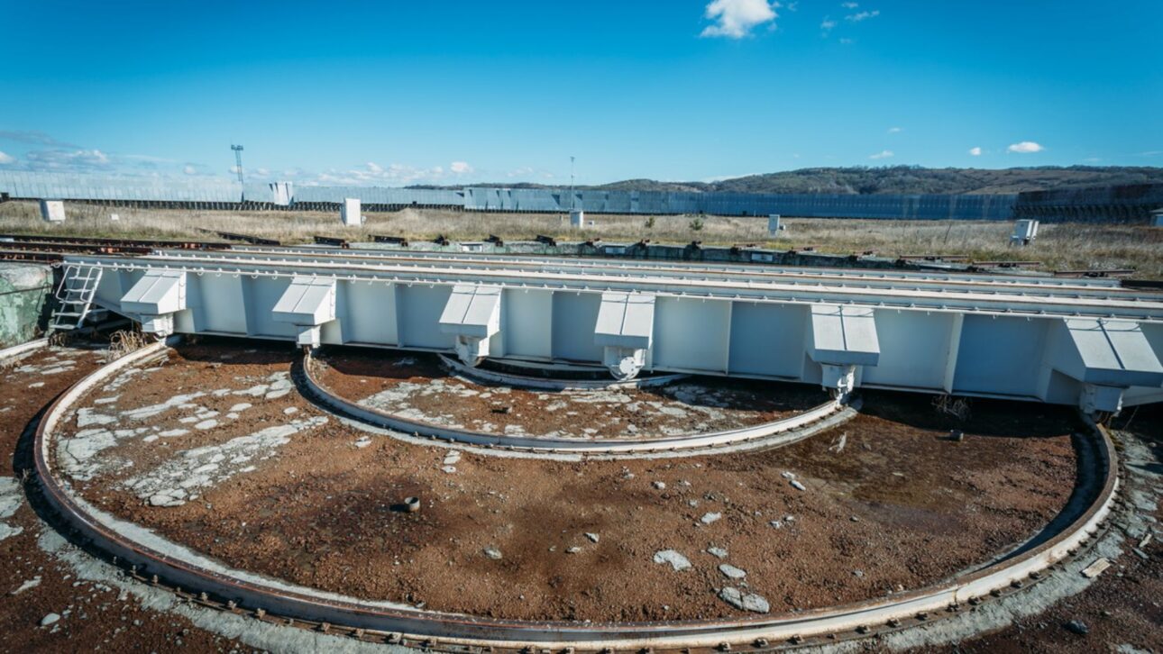 RATAN-600, radiotelescópio russo de 576 metros, reúne 895 painéis móveis e usa a rotação da Terra para captar sinais do universo profundo.