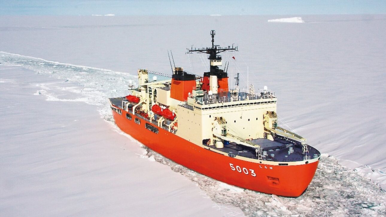 Conheça o quebra-gelo japonês Shirase, com 30 mil cavalos, casco duplo e força para romper gelo de até cinco metros na Antártica gelada.