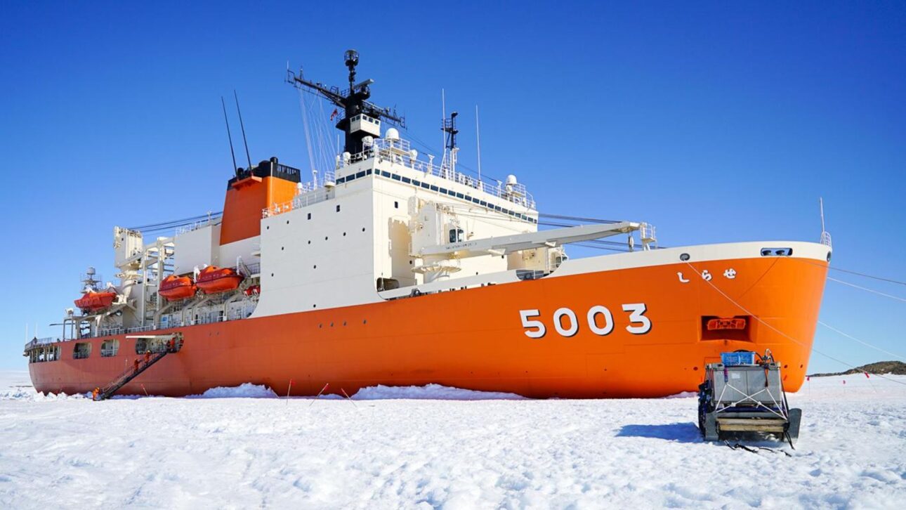 Conheça o quebra-gelo japonês Shirase, com 30 mil cavalos, casco duplo e força para romper gelo de até cinco metros na Antártica gelada.