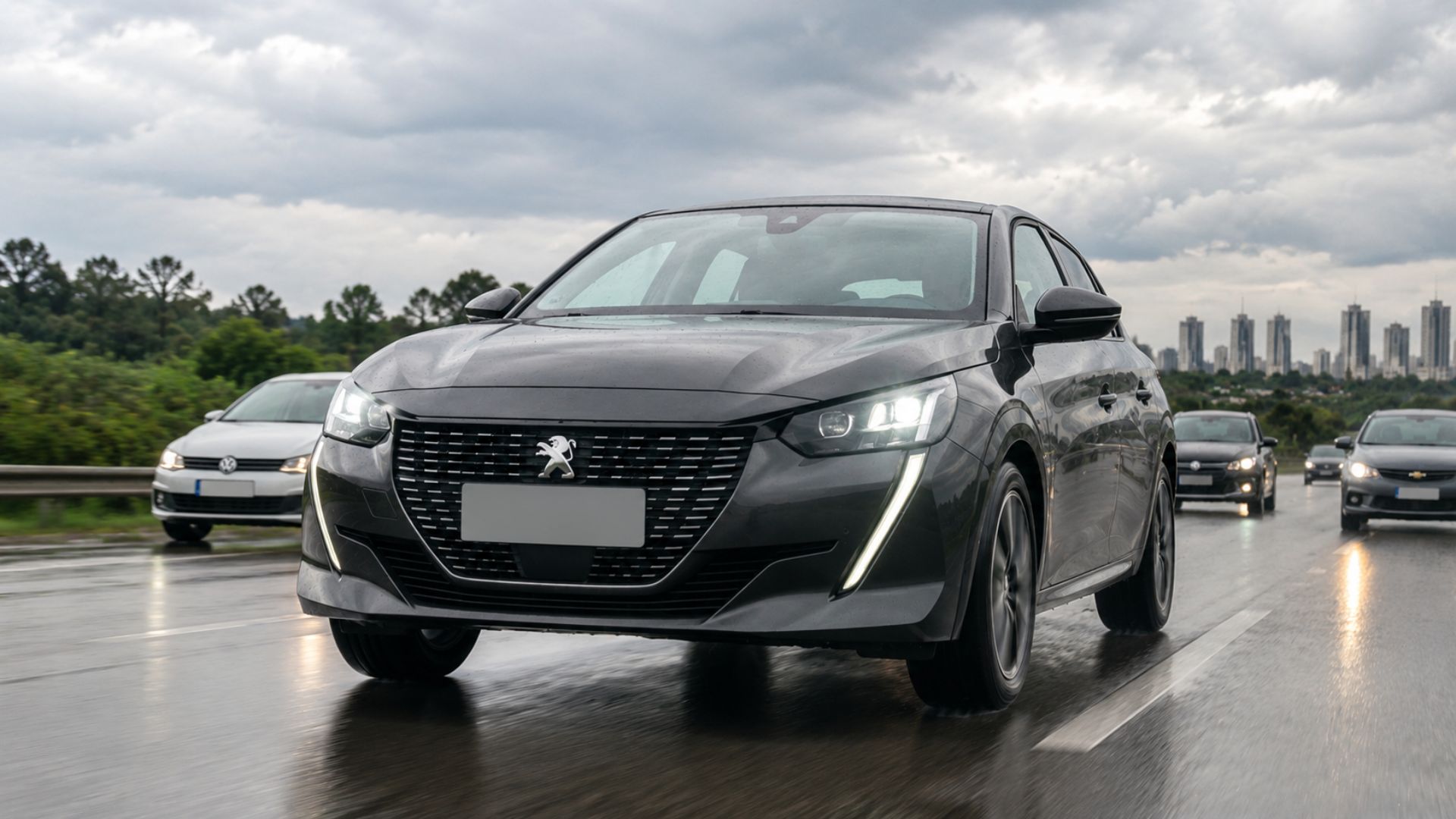 Automático, sofisticado e equipado como carro de categoria superior: com motor 1.6 de até 118 cv, câmbio de 6 marchas, seis airbags, teto panorâmico e consumo de até 15,8 km/l, este hatch usado surge como alternativa tecnológica a Polo, HB20 e Onix; conheça o Peugeot 208 Griffe 2021