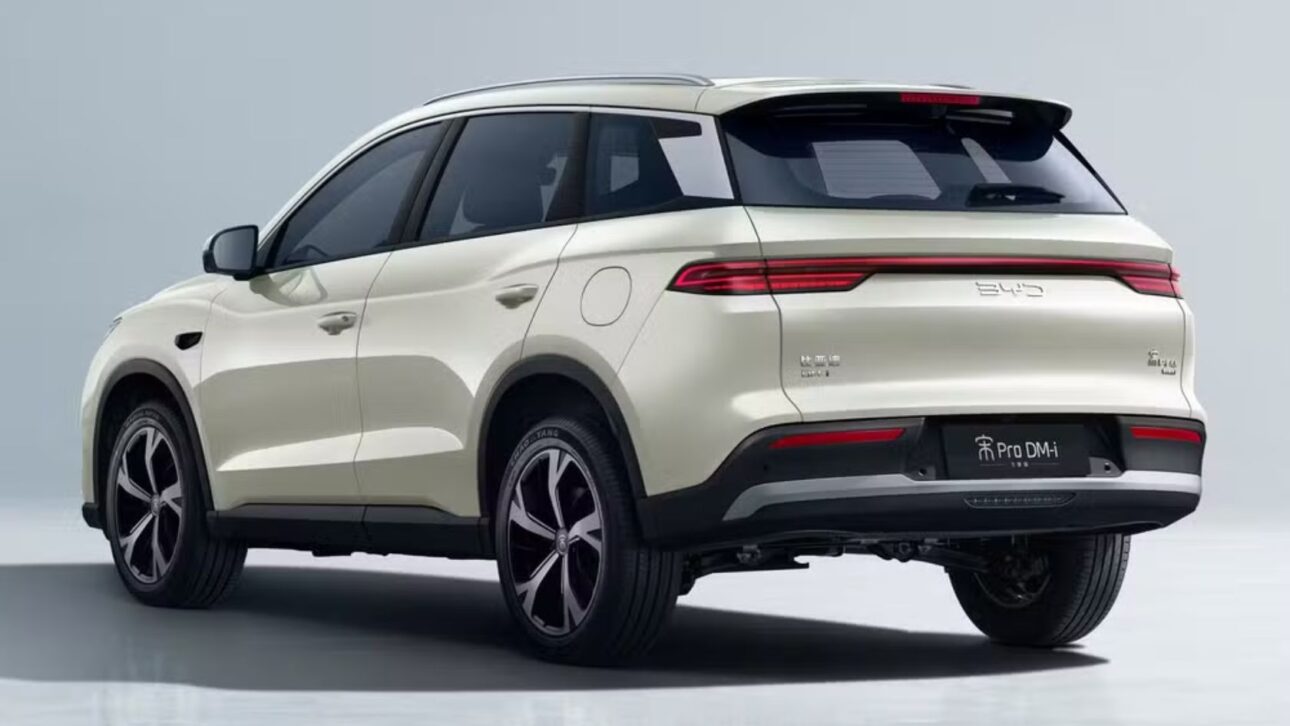 BYD Song Pro 2027 chega ao Brasil em agosto com sistema híbrido flex, até 235 cv, bateria de 18,3 kWh, novo visual e produção na Bahia.