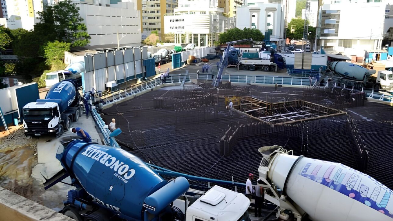 Infinity Coast required 5,415 m³ of concrete, 775 trucks, 570 tons of steel, and thermal control with ice to support a tower of 234.7 meters.