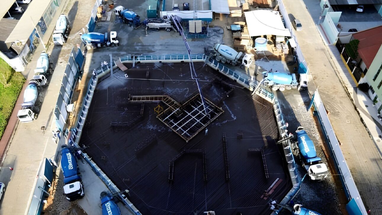 Infinity Coast required 5,415 m³ of concrete, 775 trucks, 570 tons of steel, and thermal control with ice to support a 234.7-meter tower.