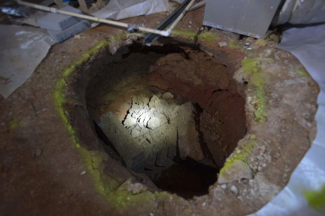 Buraco redondo de 1,5 metro no porão revelou que a casa em Charlotte foi erguida sobre uma mina de ouro do século 19. Seguro negou o conserto duas vezes.