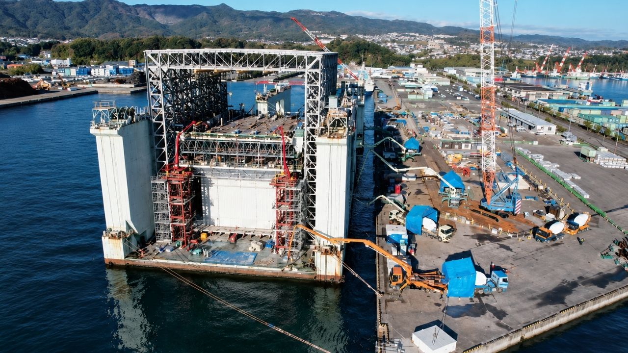 Caixões de concreto no Japão usam moldagem deslizante em doca flutuante e podem acelerar portos com obras marítimas industriais.