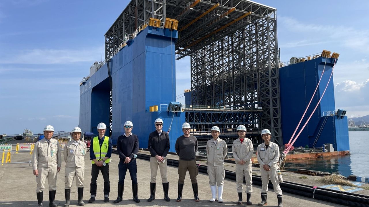 Caixões de concreto no Japão usam moldagem deslizante em doca flutuante e podem acelerar portos com obras marítimas industriais.