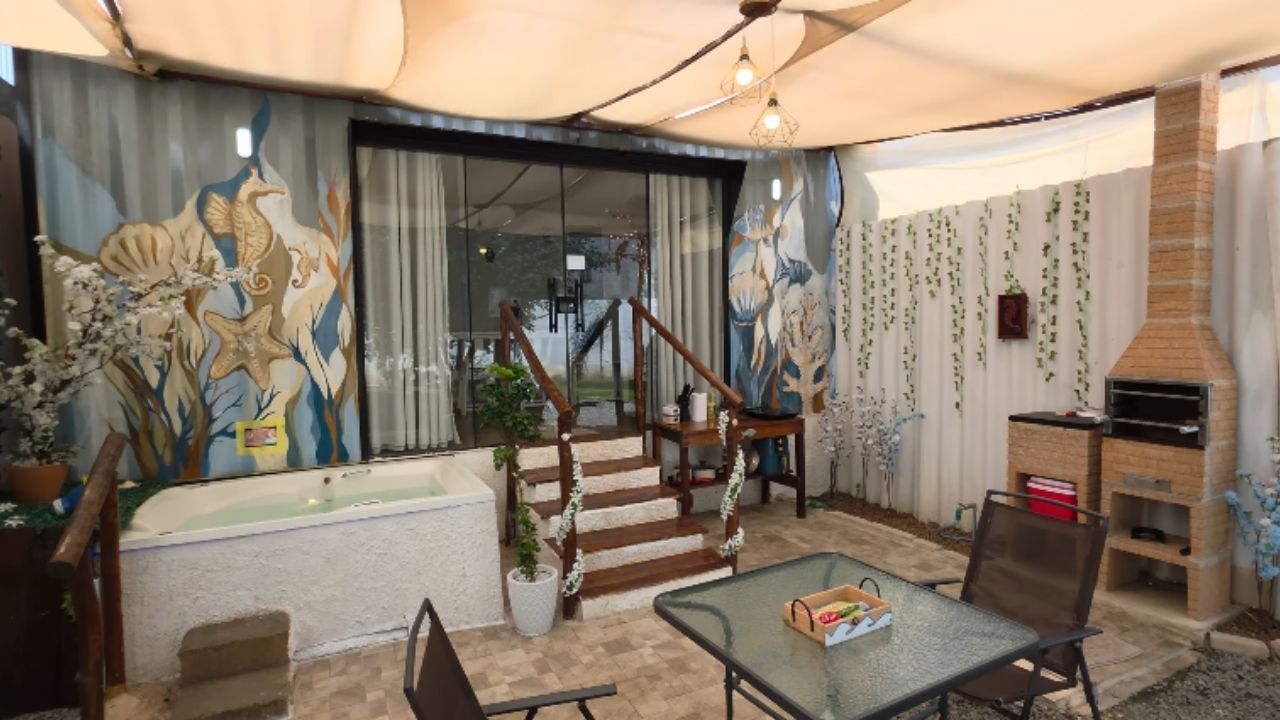 Kitnet container em Bertioga une piso vinílico, hidromassagem, locação na praia e contêiner para hospedagem após um ano.