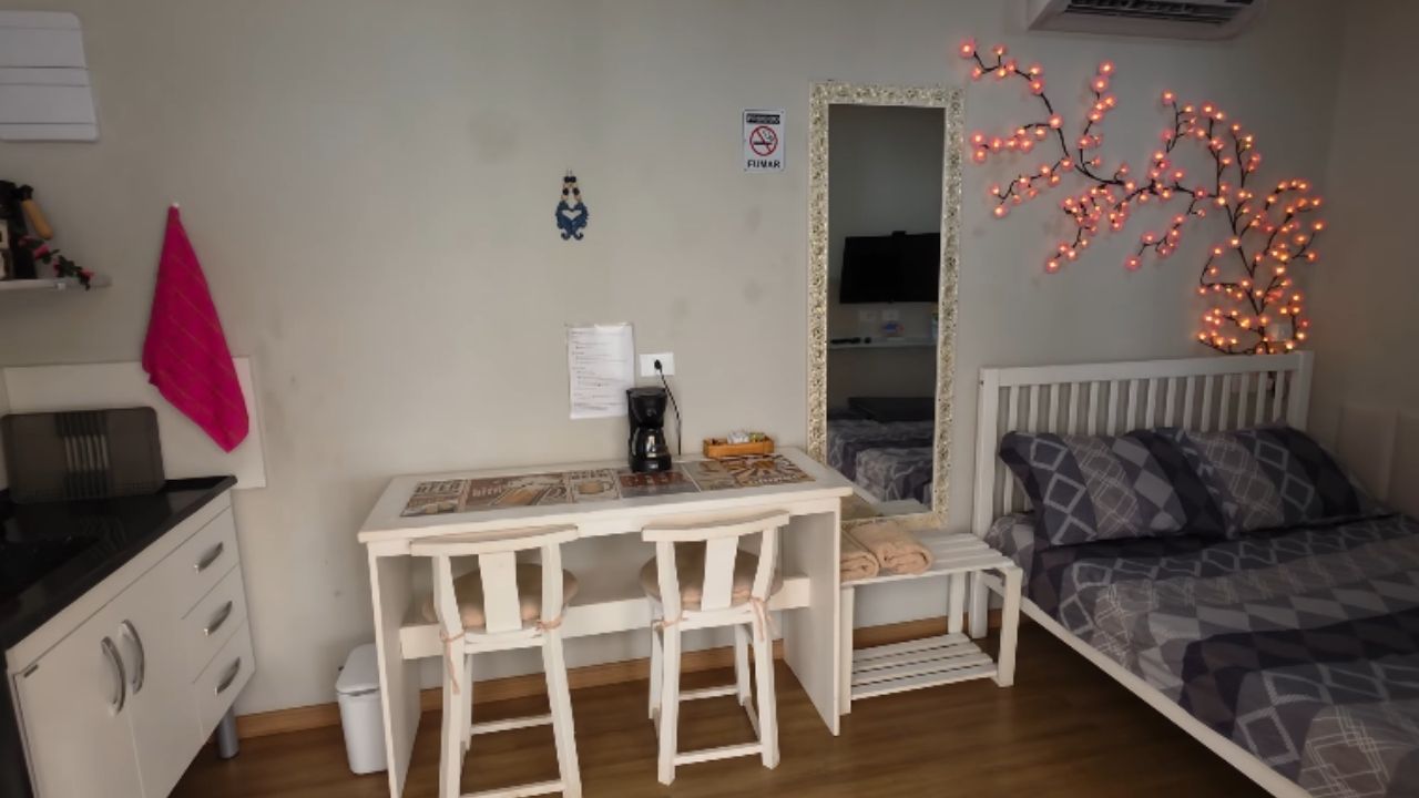 Kitnet container em Bertioga une piso vinílico, hidromassagem, locação na praia e contêiner para hospedagem após um ano.