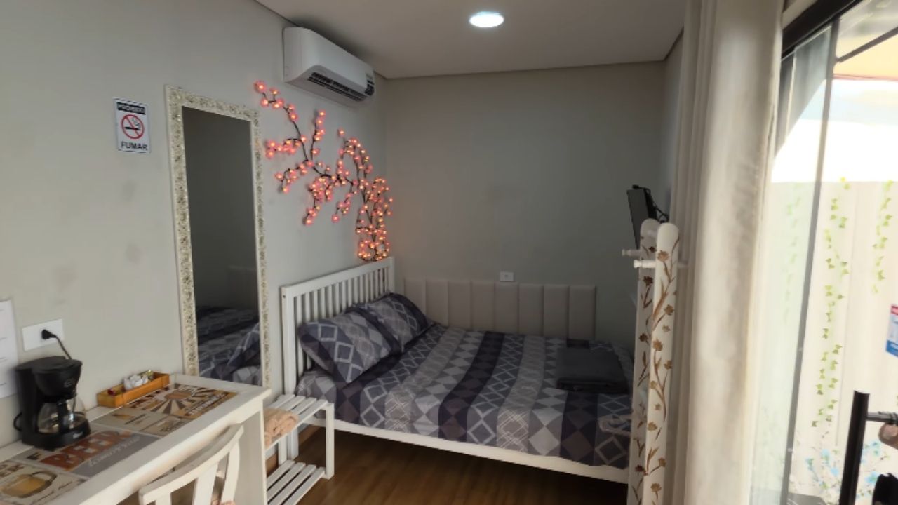 Kitnet container em Bertioga une piso vinílico, hidromassagem, locação na praia e contêiner para hospedagem após um ano.