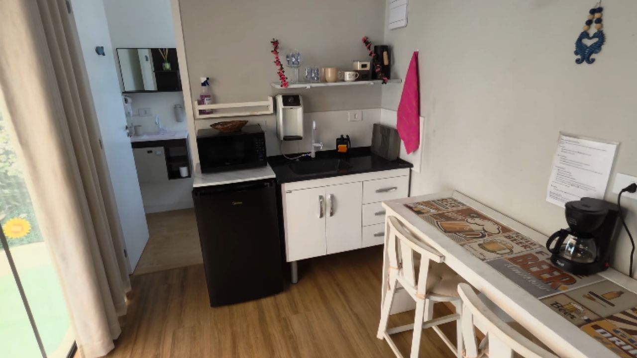 Kitnet container em Bertioga une piso vinílico, hidromassagem, locação na praia e contêiner para hospedagem após um ano.
