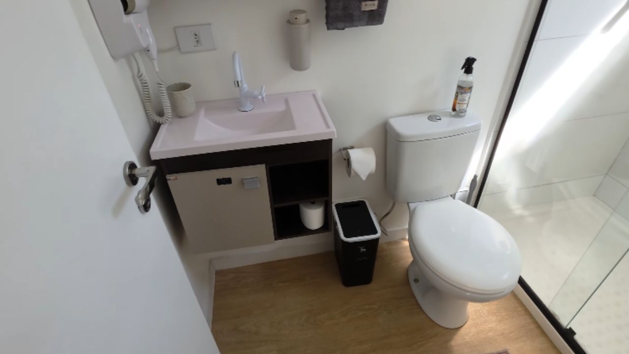Kitnet container em Bertioga une piso vinílico, hidromassagem, locação na praia e contêiner para hospedagem após um ano.