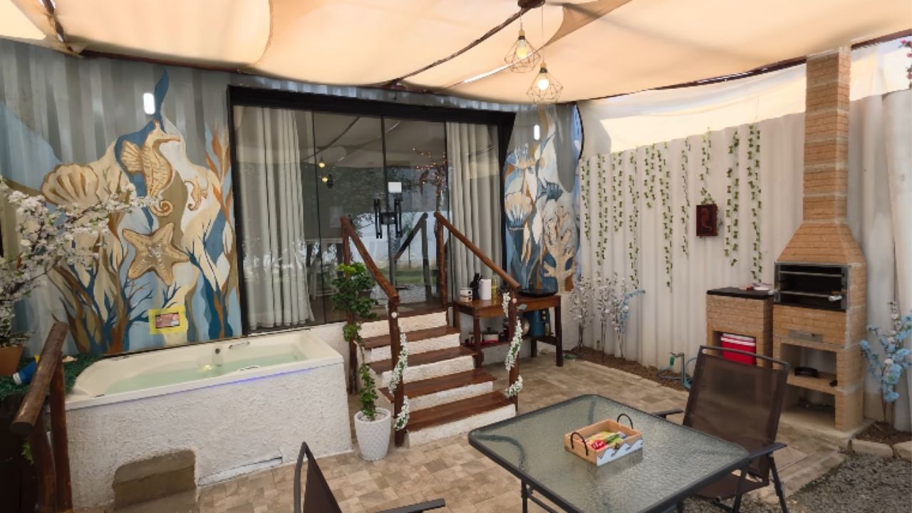 Kitnet container instalada em Bertioga voltou a chamar atenção um ano depois da entrega, com piso vinílico intacto, banheiro funcionando, hidromassagem na área externa e reservas quase (7)