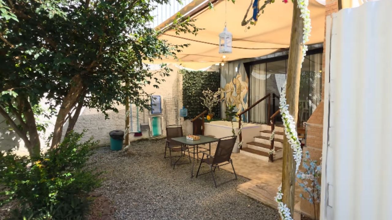 Kitnet container em Bertioga une piso vinílico, hidromassagem, locação na praia e contêiner para hospedagem após um ano.