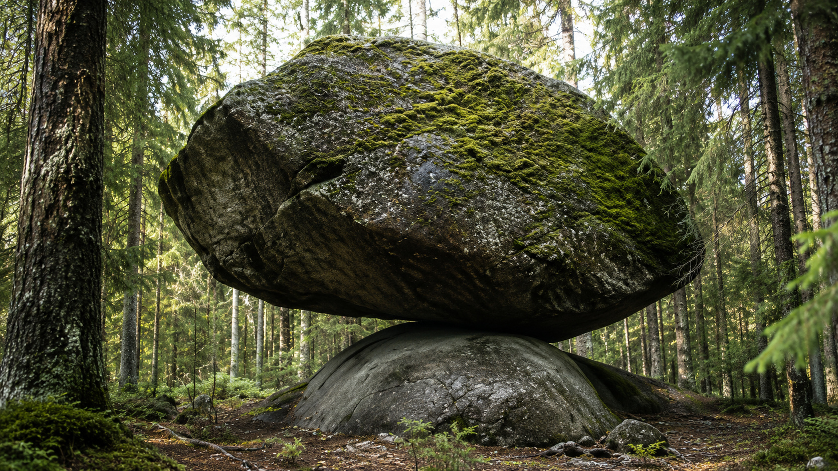 Kummakivi, na Finlândia, é um enorme bloco de rocha deixado pela Era do Gelo que permanece equilibrado sobre uma pequena área de contato há cerca de 11.500 anos.